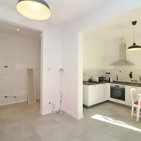 Galliano In Lejlighed